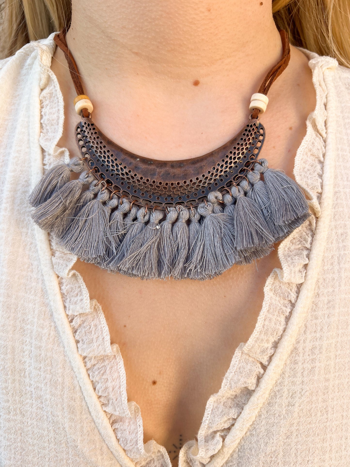 Collier pompons gris